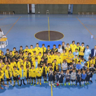 La gran familia del CD Niara de fútbol sala posa junto al exfutbolista Fernando D’Amico en el polideportivo de la entidad.-EL MUNDO
