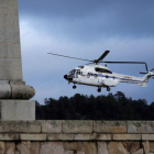 El helicóptero utilizado para trasladar los restos de Franco desde el mausoleo del Valle de los Caidos en San Lorenzo del Escorial.-POOL