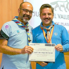 Diego Cobos y Julio del Valle muestran el diploma de ‘Lobo de Plata’.-EL MUNDO