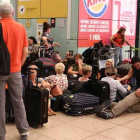 Caos en el aeropuerto de El Prat a las 20 horas.-ELISENDA PONS