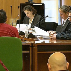 El hermano medio de César F. M., en un momento de su declaración con el acusado (derecha) sollozando al oir sus palabras.-LA 8 VALLADOLID