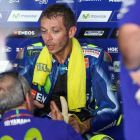 Valentino Rossi conversa con uno de los técnicos de Yamaha, en Malasia-ALEJANDRO CERESUELA