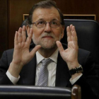 Mariano Rajoy gesticula durante el debate de investidura de Pedro Sánchez, el 2 de marzo.-JOSÉ LUIS ROCA