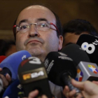 El primer secretario del PSC, Miquel Iceta, en los pasillos del Parlament.-JULIO CARBÓ
