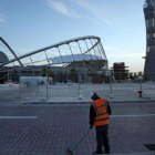 Un trabajador limpia uno de los accesos al complejo deportivo Khalifa, en Doha (Catar), en enero del 2011.-Foto: AP / KIN CHEUNG