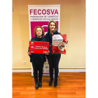 La gerente de Fecosva, Milagros Aguado, junto a la ganadora del sorteo.-E. M.