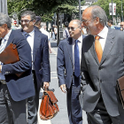 Manuel Sánchez, su  abogado José Ferrández, Afredo Blanco y Javier León de la Riva, acceden al juicio.-J.M. LOSTAU