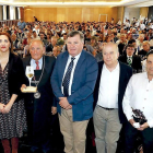 El presidente de Bodegas Protos, Edmundo Bayón, con su premio, junto a Inmaculada Toledano, Elías Arranz, y Enrique Pascual. EL MUNDO-