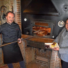 Alfonso y Julio, junto al horno de asar de Los Tarantos y uno de los platos de la bodega-restaurante.-ARGICOMUNICACIÓN