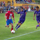 Oli se dispone a entrar en el área ante la presencia de dos rivales.-DIEGO RAYACES