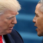 Barack Obama saluda a Donald Trump en su toma de posesión como presidente de EEUU, el pasado 20 de enero en el Capitolio.-REUTERS / CARLOS BARRIA