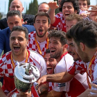 Los jugadores de la selección de Castilla y León levantan la copa de campeones.-E.M.