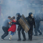 Manifestantes huyen del gas lacrimógeno, en la manifestación de los ’chalecos amarillos’ en París. / LUCAS BARIOULET / AFP-AFP / LUCAS BARIOULET
