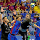 Roberto se dispone a lanzar tras salvar la defensa de Viran Morros y Sorhaindo en el partido del Palau.-PHOTO-DEPORTE