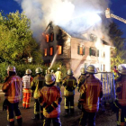 Los bomberos intentan extinguir el incendio en el albergue.-Sdmg / Friebe / AP