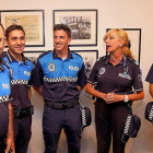 La jefa de la Policía Municipal, Julia González Calleja, junto a varios agentes en la casa Revilla con motivo de la exposición de los 120 años del cuerpo.-J. M. LOSTAU
