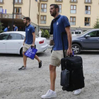 Kiko Casilla, camino del autocar una vez concluida la estadía del espanyol en Vielha, el pasado domingo.-Foto: VALENTÍ ENRICH