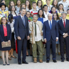 El rey Felipe VI recibe a los participantes en la trigésima edición de la Ruta BBVA, en la imagen junto al director de la ruta Quetzal, Miguel de la Quadra-Salcedo, el presidente del BBVA Francisco González y algunos de los participantes-ICAL