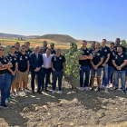 La plantilla del Carramimbre Ciudad de Valladolid posa junto a su presidente y Óscar Mendiluce a pie de viña en el Pago de Pingón en las bodegas Carramimbre.-G. VELASCO