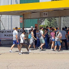 Entrada de los trabajadores en Palencia, mientras algunos miembros de CGT protestan, en una imagen de archivo.-E. M.