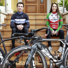 JuanCarlos y Estela Domínguez posan con las bicicletas en la puerta de su casa.-J. M. LOSTAU