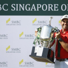 Sergio García levanta el trofeo por su triunfo en Singapur-WALLACE WOON (EFE)