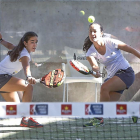 Beatriz Caldera (izquierda) y Alicia Blanco durante el partido disputado ayer en La Raqueta.-J.M. LOSTAU