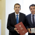 Ignacio González y Manuel Moix en septiembre del 2014, cuando eran presidente de la Comunidad de Madrid y fiscal jefe de Madrid, respectivamente.-CARLOS IGLESIAS (EFE)