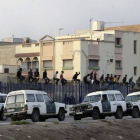Inmigrantes en la valla fronteriza de Melilla.-Foto: FRANCISCO G. GUERRERO