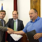 El secretario general de Agricultura y Alimentación, Carlos Cabanas, preside la firma de un convenio para la modernización y consolidación de los regadíos de la Comunidad de Regantes del Canal de Zorita en Salamanca. En la imagen, Carlos Cabanas (I), Fran-Ical