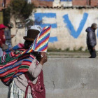 Una mujer protesta en las calles de Bolivia con la bandera indígena.-AP
