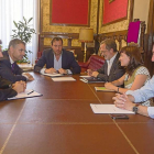 Olmedo, García, Puente, Saravia, Sánchez y Gato en la reunión celebrada este jueves en la Alcaldía.-Pablo Requejo