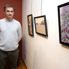 El artista posa junto a varias de sus obras en la Galería Rafael. | J. M. LOSTAU