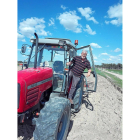 Julio López, ayer arando para plantar girasol en una parcela de Arévalo.-E. M.