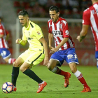 Kiko Olivas, a la derecha, defiende ante un rival en un partido de la pasada temporada.-ANIOL RESCLOSA / DIARI DE GIRONA