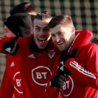 El madridista Gareth Bale (i) se abraza con Ben Davis en un entrenamiento de Gales de esta semana.-