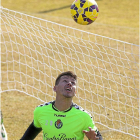 Hernán Pérez cabecea el balón durante uno de los partidillos de futvoley del entrenamiento-Pablo Requejo