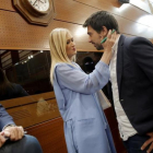 Cristina Cifuentes (PP) da el pésame a Ramón Espinar (Podemos) por el fallecimiento de su abuela, en el pleno de moción de censura en la Asamblea de Madrid.-JOSE LUIS ROCA