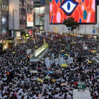 Imagen de la multitudinaria manifestación que ha recorrido las calles de Hong Kong, este sábado.-EFE / JEROME FAVRE