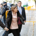 La presidenta del Parlament, Carme Forcadell, a su llegada hoy al Tribunal Supremo donde el juez Pablo Llarena la interrogará hoy junto a cinco miembros de la Mesa de la Cámara por la declaración unilateral de independencia de Cataluña-EFE