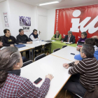 El coordinador general de IU en Castilla y León, José María González (c), durante la reunión con el Comité de Empresa de la planta de Nissan en Ávila-Raúl Sanchidrián