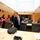 Representantes socialistas y ‘populares’ durante la apertura de la comisión eólica, con Delgado a la derecha.-ICAL