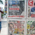 Un quiosco en Lima con la información sobre la orden de captura en los periódicos del día.-AFP / ERNESTO BENAVIDES