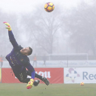 Isaac Becerra se lanza para despejar un lanzamiento durante el entrenamiento de ayer.-J.M.LOSTAU