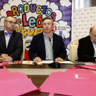 El diputado de Desarrollo Económico de la Diputación de León, Miguel Ángel González, presenta una nueva edición del programa ‘Productos de León en la escuela’. Junto a él, el nutricionista Emilio Blanco (I)-Ical