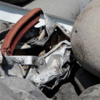 El nuevo fragmento hallado en La Reunión del avión del vuelo MH370 de Malaysia Airlines.-Foto:   AFP / RICHARD BOUHET
