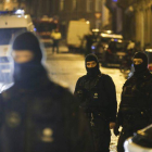 Antidisturbios vigilan los accesos cerrados a la calle donde se ha llevado a cabo una operación antiterrorista en la ciudad de Verviers.-Foto: EFE / OLIVIER HOSLET