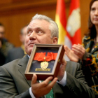 El presidente de la Asociación de Víctimas del Terrorismo de Castilla y León, Juan José Aliste, recibe la medalla de oro de las Cortes-Ical