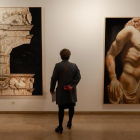 Una mujer  contempla ayer dos de las obras de Yordanov expuestas en Pimentel.-J. M. LOSTAU