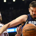 Marc Gasol y Jonas Valanciunas luchan por el balón, en un momento del partido entre los Grizzlies y los Raptors.-Foto: USA TODAY / DAN HAMILTON